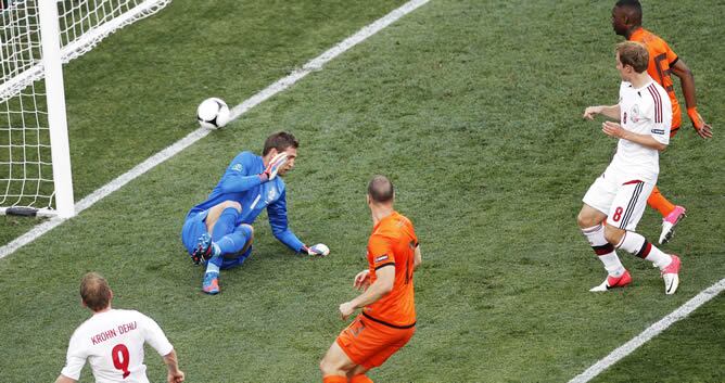 El centrocampista danés Michael Krohn-Dehli (i) marca el 1-0 ante Holanda durante el primer partido del grupo B de la Eurocopa 2012 entre Holanda y Dinamarca