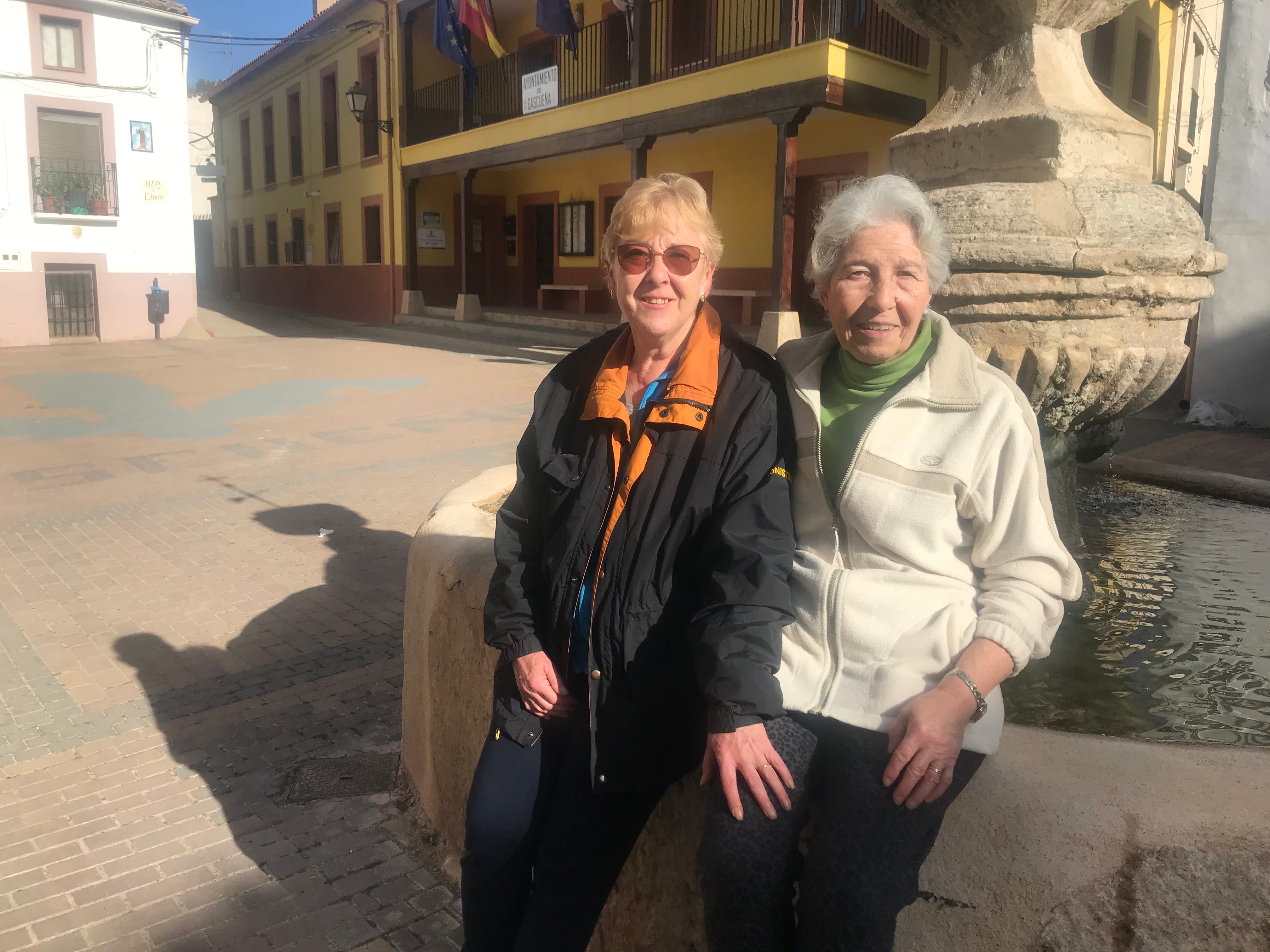 Merce y Puri, vecinas de Gascueña, en la plaza de España del pueblo.