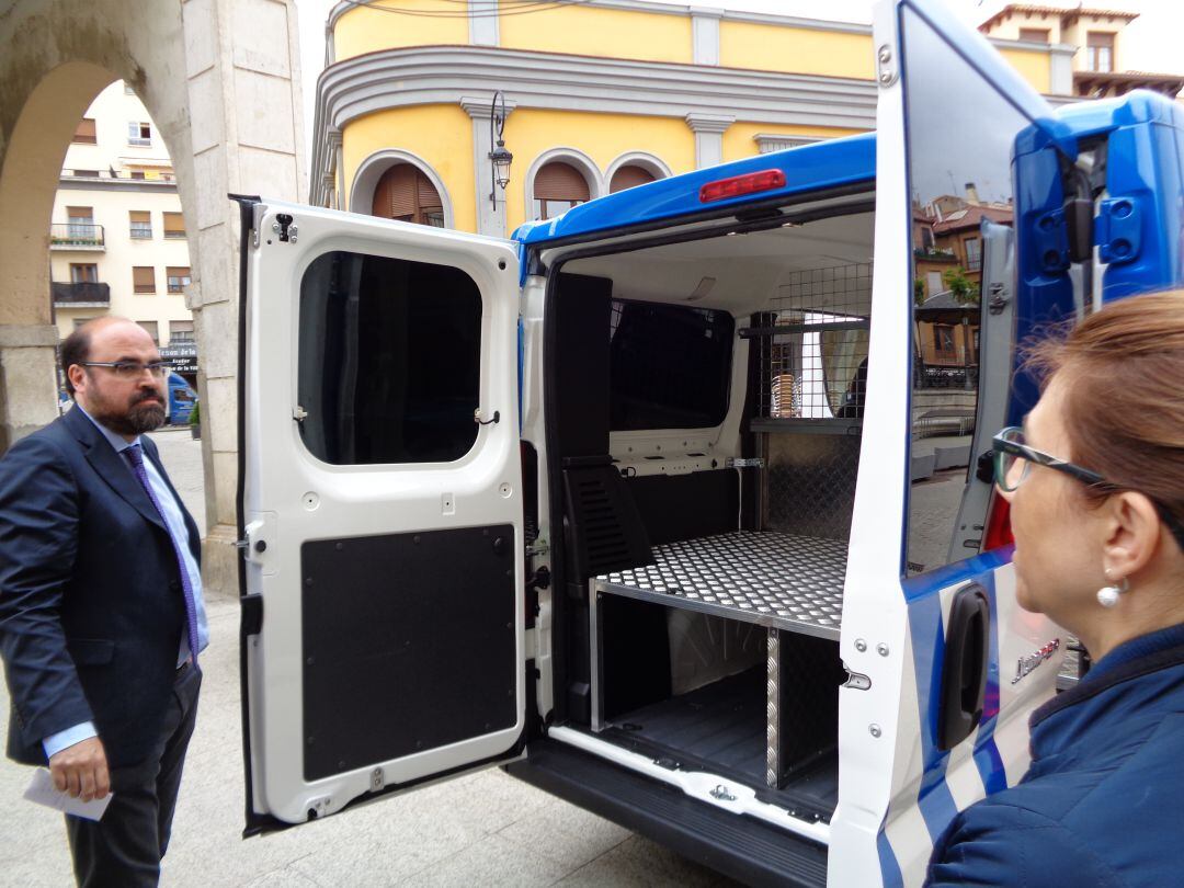 Imagren de archvo del concejal de Seguridad Ciudadana, Máximo López, y la alcaldesa, Raquel González, presentando el último vehículo adquirido