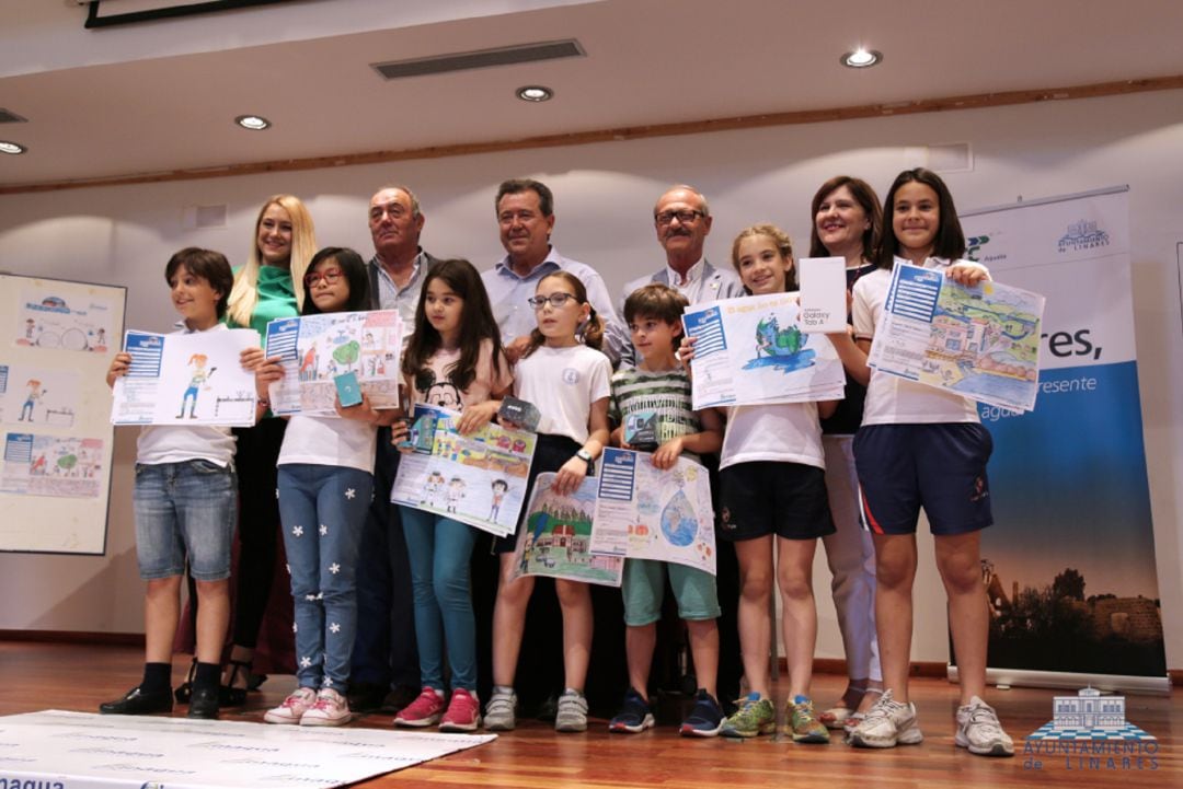 Entrega de premios a ganadores y finalistas.