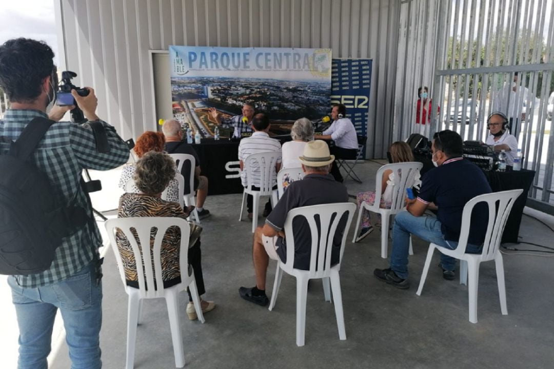 Salomón Hachuel y Antonio Conde en un momento del programa durante la inauguración del Parque Central de Mairena del Aljarafe