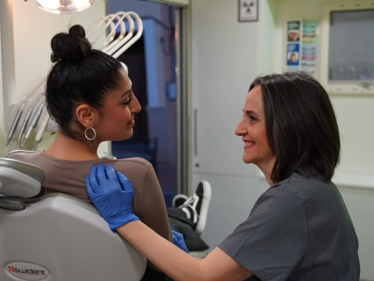 Nadie se libra de ir al dentista: una clínica móvil recorre los pueblos de Cuenca