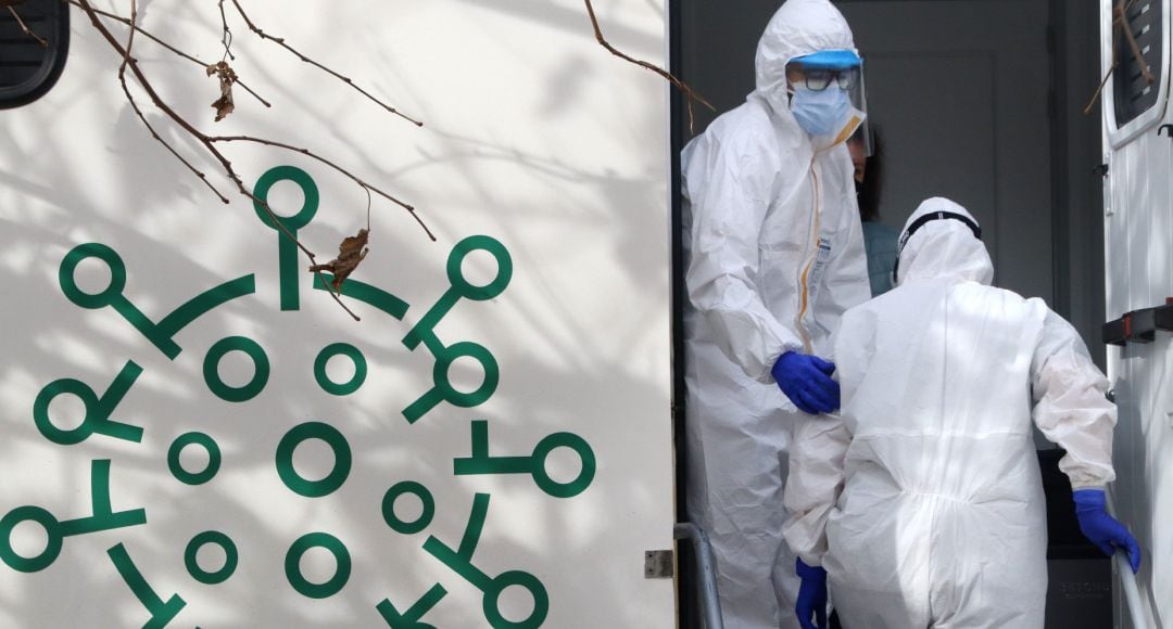 Sanitarios de la Junta de Andalucía, preparados para hacer los test rápidos de antígenos PCR.