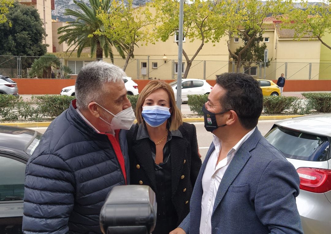 El alcalde de Pego, Enrique Moll, junto a los primeros ediles de El Verger y Els Poblets, Ximo Coll y Carolina Vives.