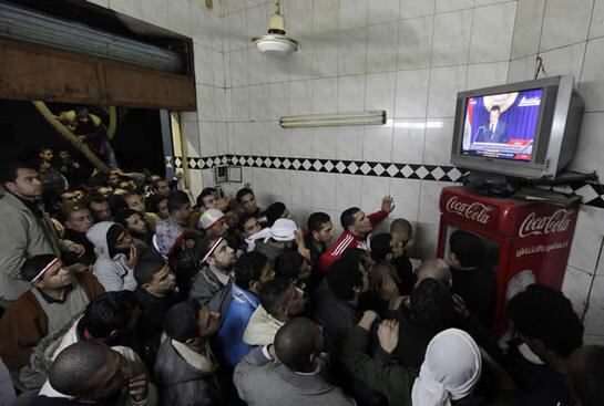 Varios manifestantes observaban este jueves la intervención por televisión del presidente egipcio, Hosni Mubarak, en un café de la Plaza Tahrir