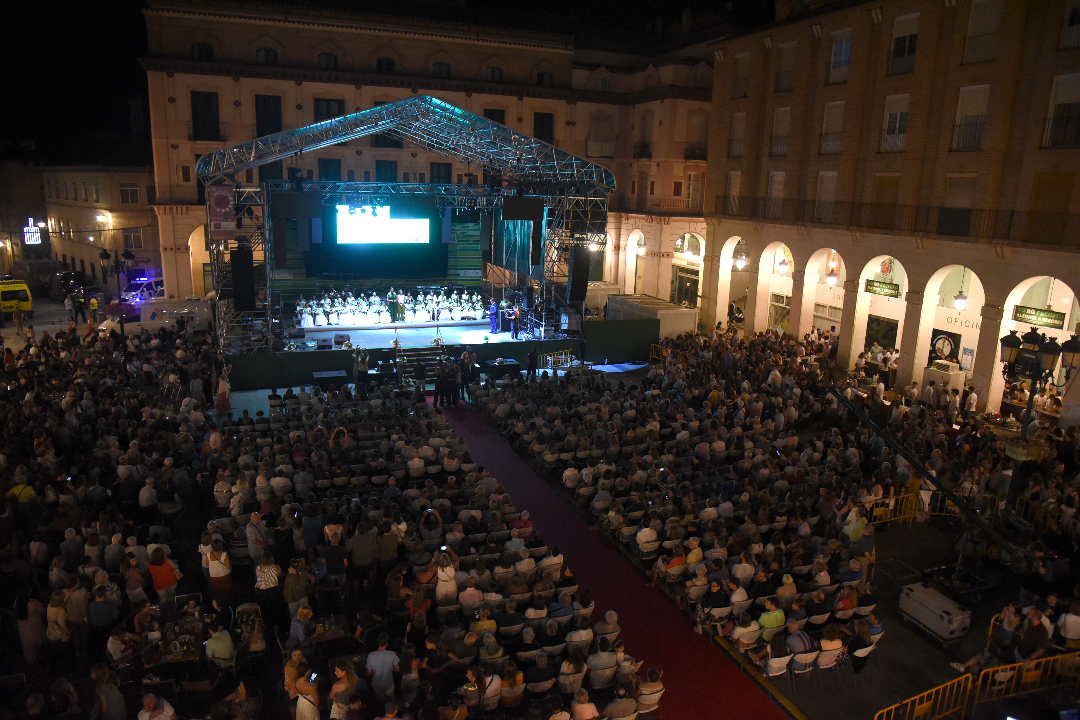 Aspecto que ofrecía la plaza López Allué de Huesca en la presentación de mairalesas y mainate