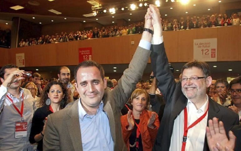 Foto Archivo 2012: Jorge Alarte levanta la mano a Ximo Puig tras conseguir éste último la victoria en la elección del secretario general del PSPV-PSOE en el 12 congreso nacional