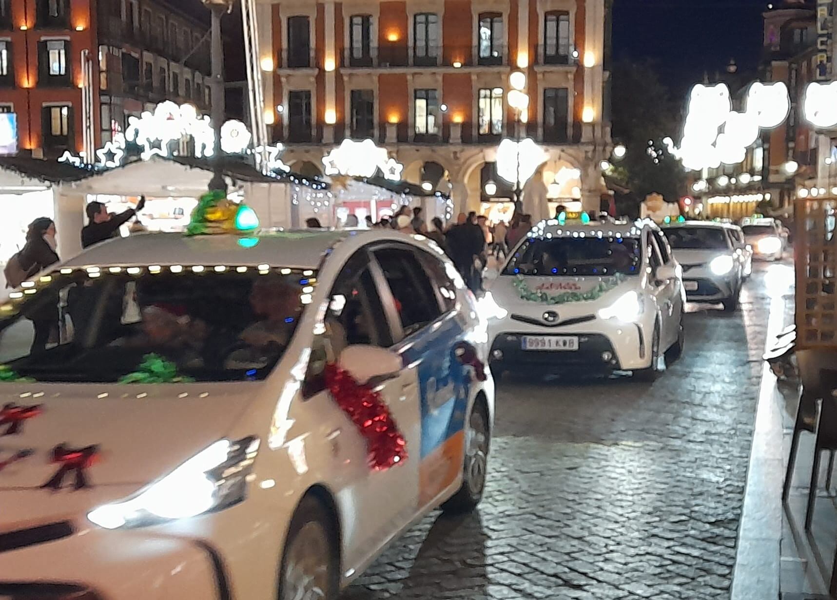 Los mayores desfilan en los taxis de la ciudad de Valladolid para disfrutar de la Navidad