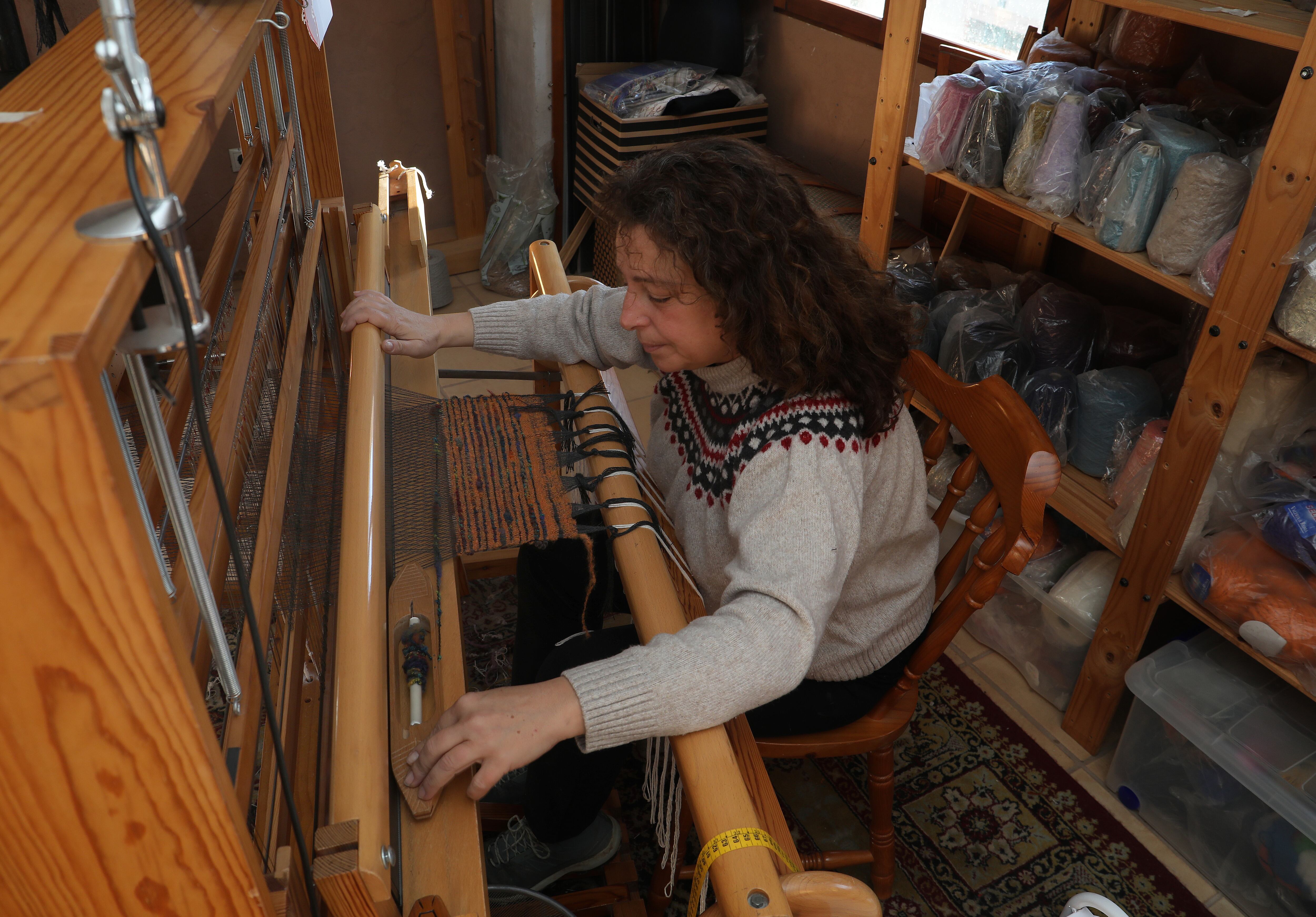 Telas artesanales realizadas por Luisa Guardo en su taller de Santa Cecilia del Alcor, en la imagen tejiendo