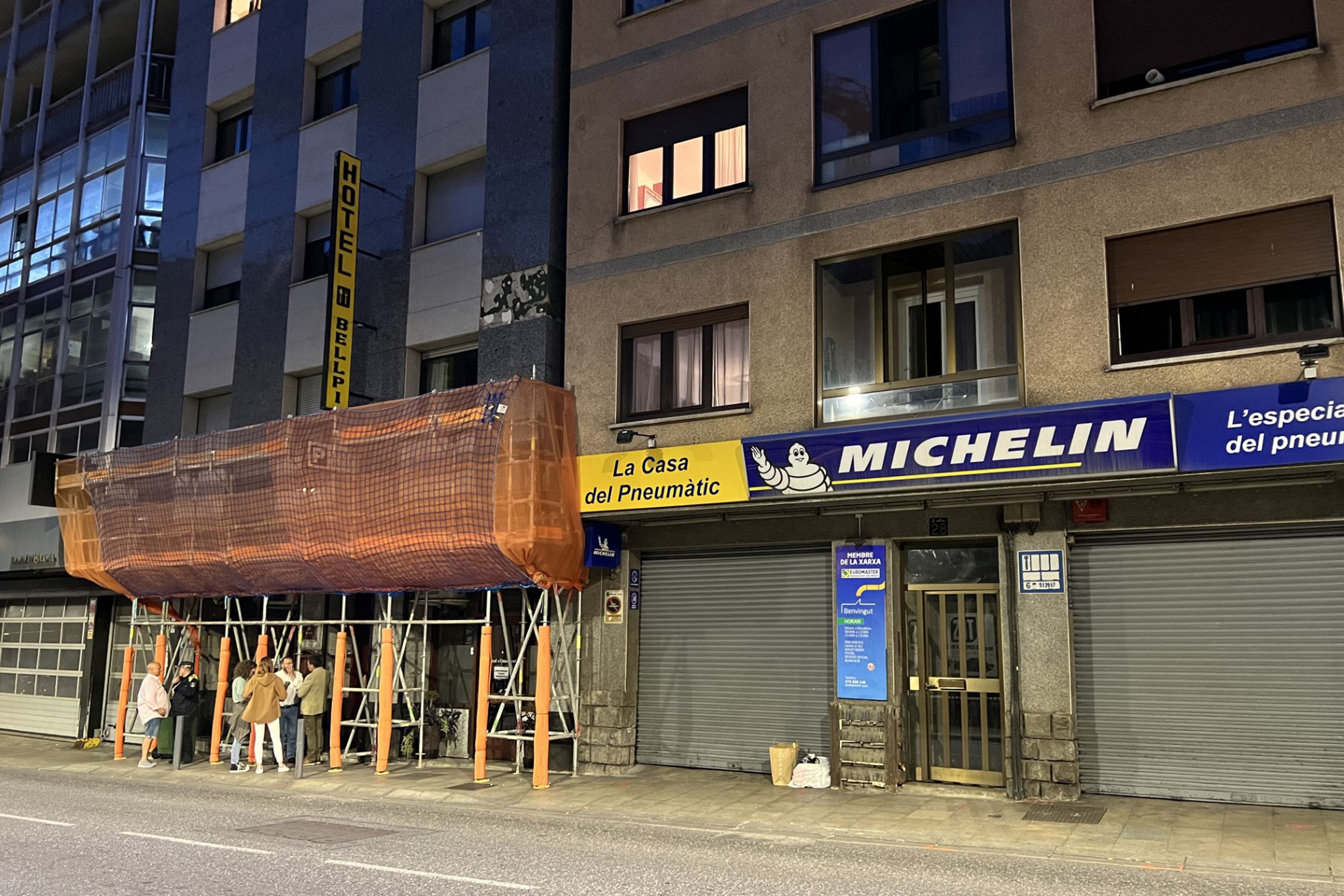 Blocs de l'avinguda Santa Coloma afectats per les esquerdes i desallotjats des de l'estiu.