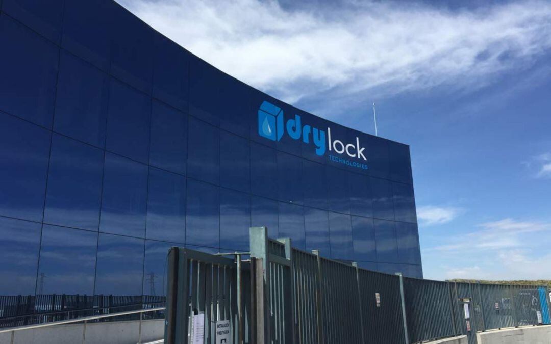 Fachada de la factoria de Drylock Technologies en Segovia