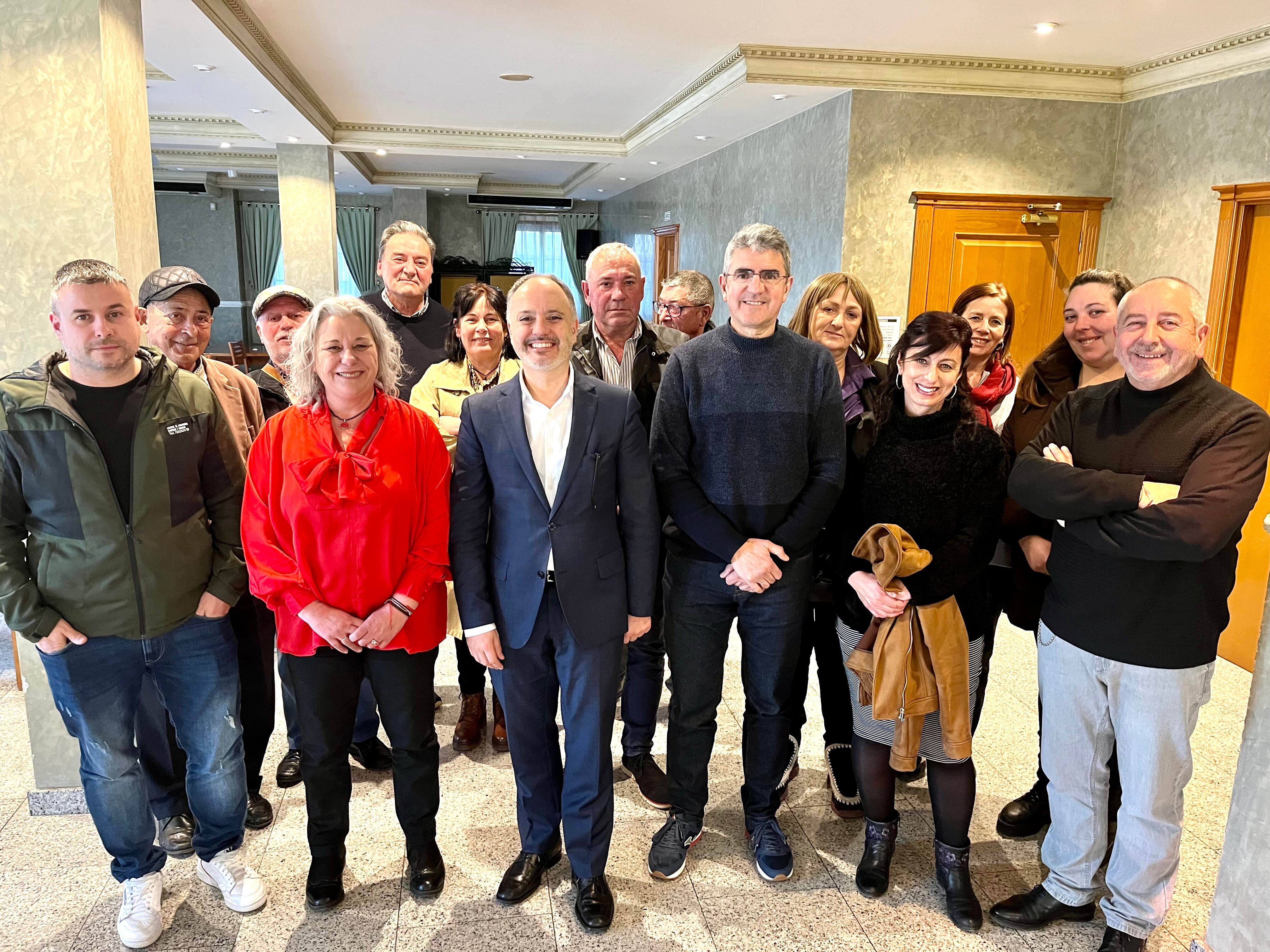 El delegado de Zona Franca de Vigo, David Regades (tercero por la izquierda en la primera) junto a representantes políticos y empresariales del Baixo Miño en Tomiño.