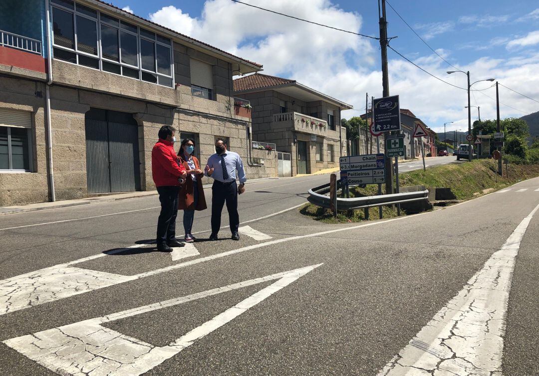 Los diputados provinciales Gregorio Agís e Iria Lamas, junto al alcalde de Gondomar Paco Ferreira. 