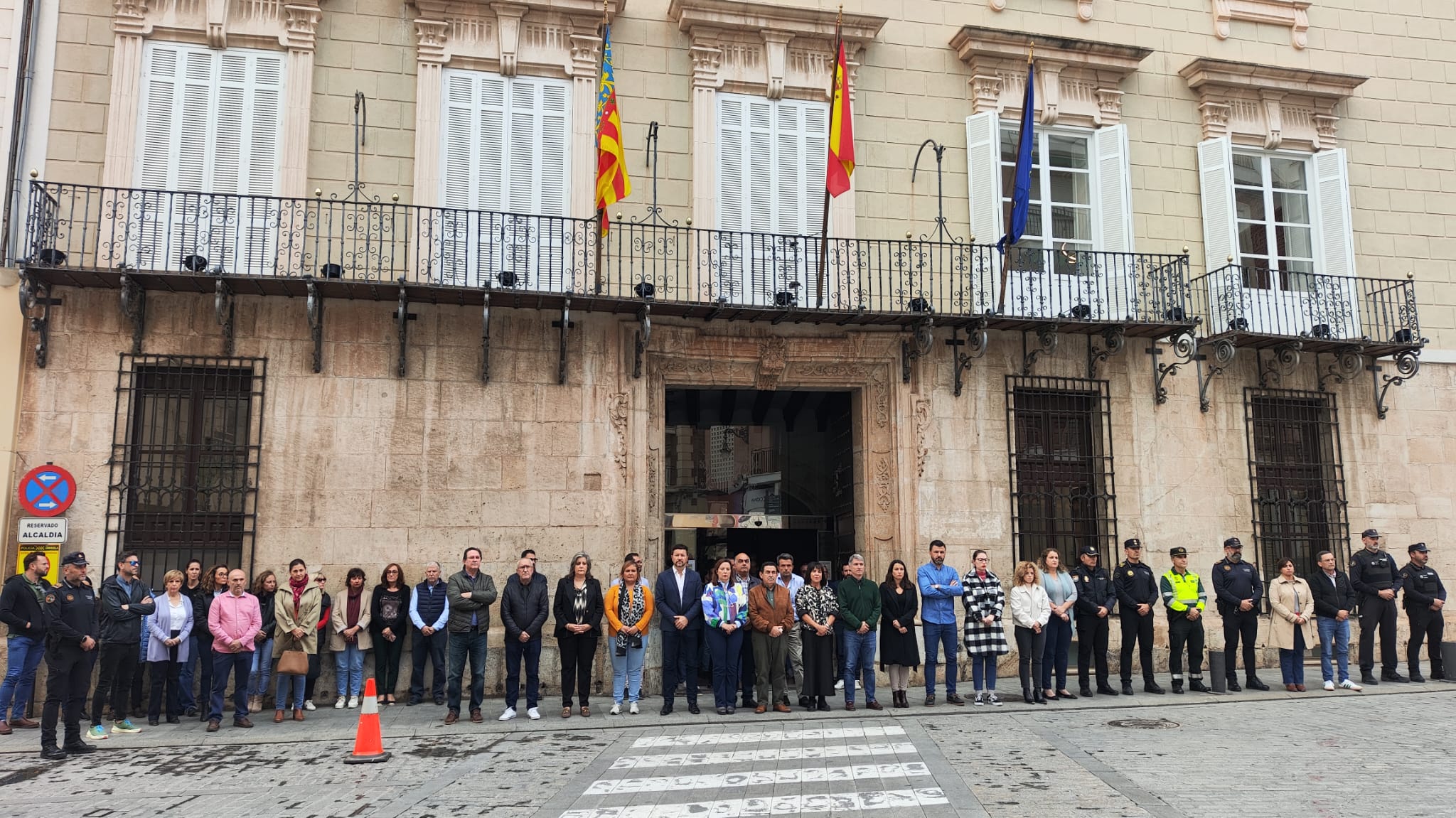 Concentración y minuto de silencio a las puertas del Ayuntamiento de Orihuela tras el asesinato de Cloe, de 15 años, víctima 42 en España de la violencia machista