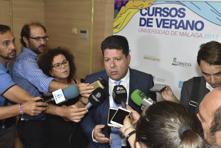 El ministro principal de Gibraltar, Fabián Picardo, momentos antes de participar en los cursos de verano de la UMA en el Palacio de Congresos de Marbella (Málaga)