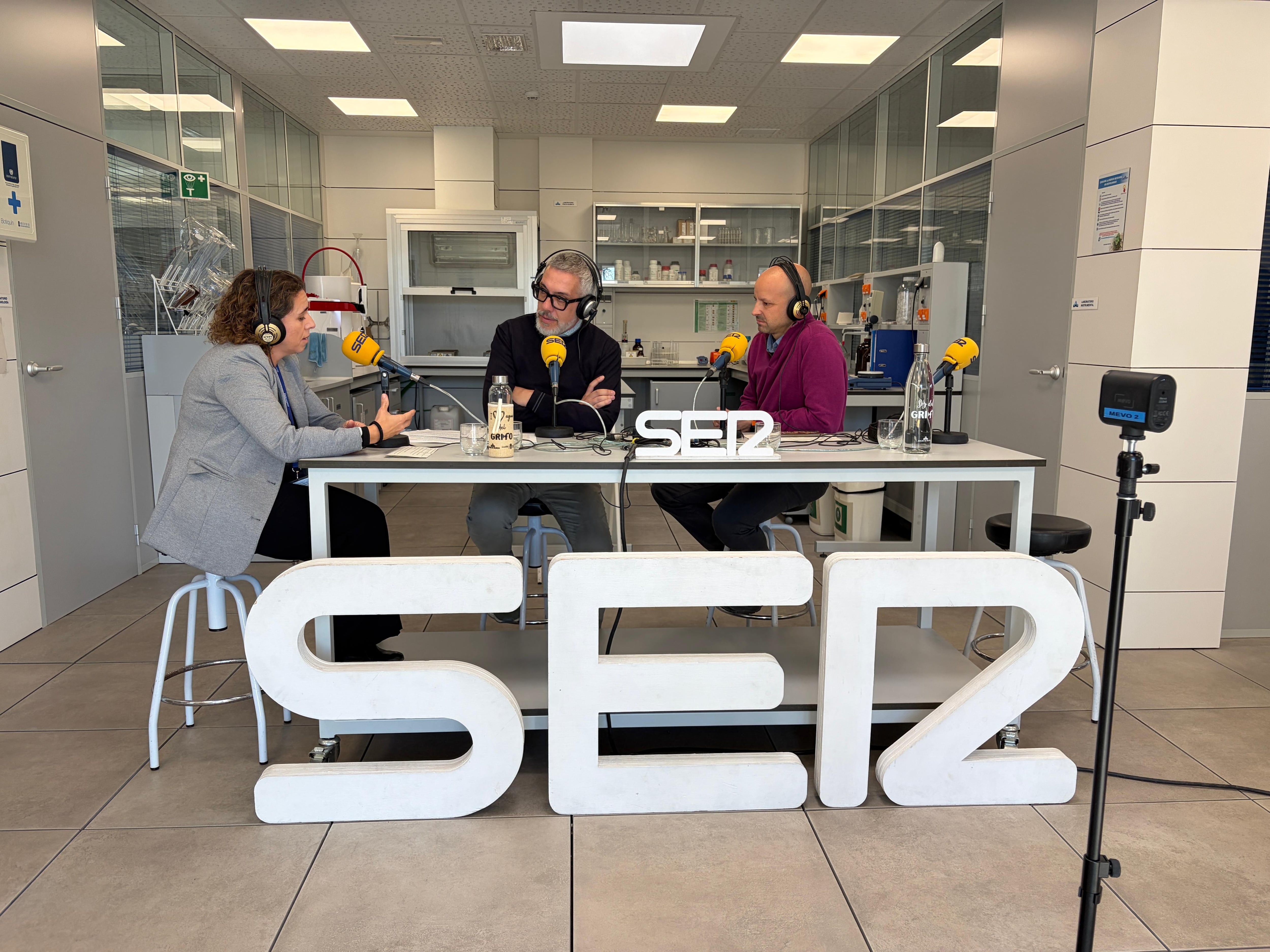 Pablo Cascales (izq.), jefe de la Planta Potabilizadora de La Contraparada, y Cristina Verdú (drcha.), jefa del Departamento de Redes, en un momento del programa.