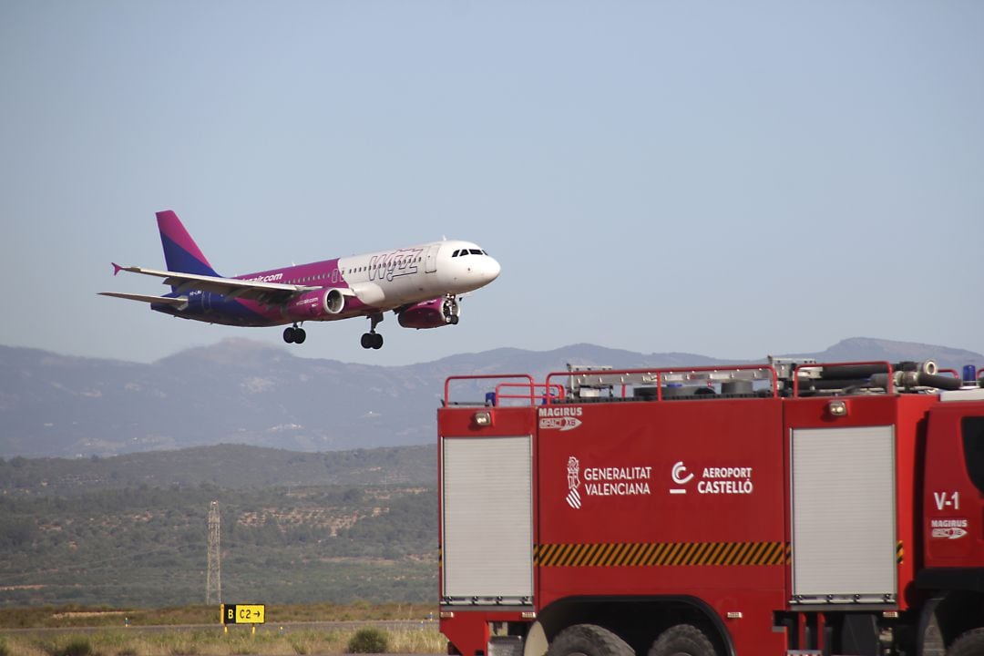 Un avión de Wizz Air aterrizando en el aeropuerto de Castellón