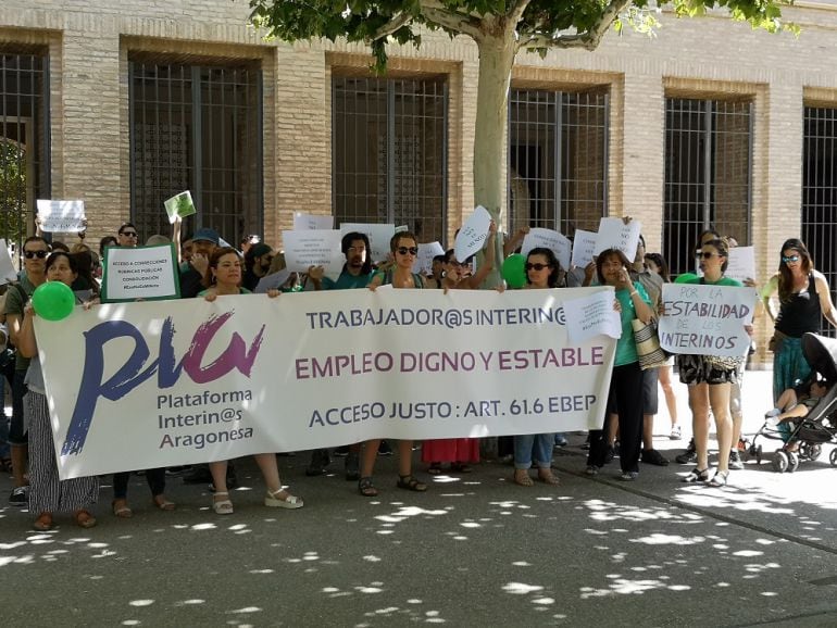 Protesta de una plataforma de Aragón en defensa de los interinos.