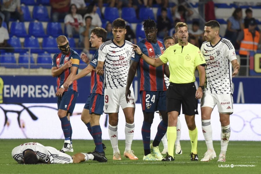 Ávalos Barrera arbitrando en la jornada 4 de liga del Mirandés, próximo rival del Racing de Santander el domingo a las 18:30 horas en Anduva