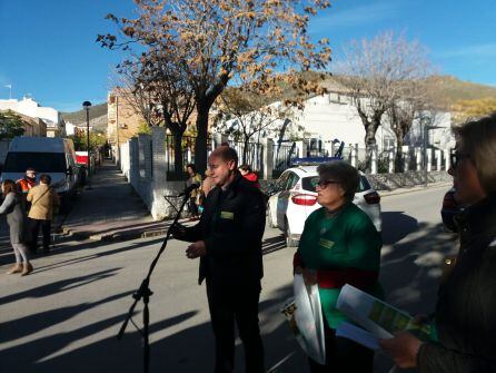 El alcalde, José Luis HIdalgo, se dirige a los articipantes en la salida de la Marcha