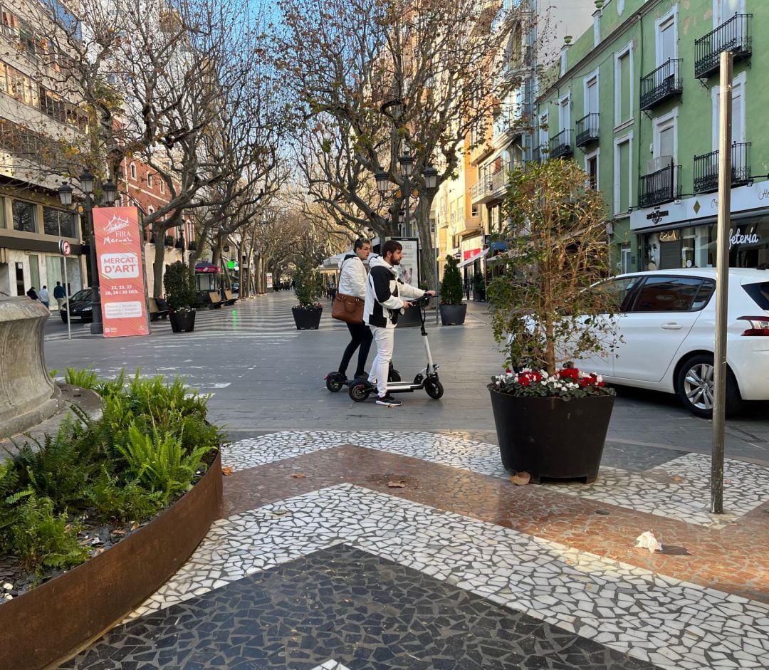 Usuarios de patinetes eléctricos en Gandia 