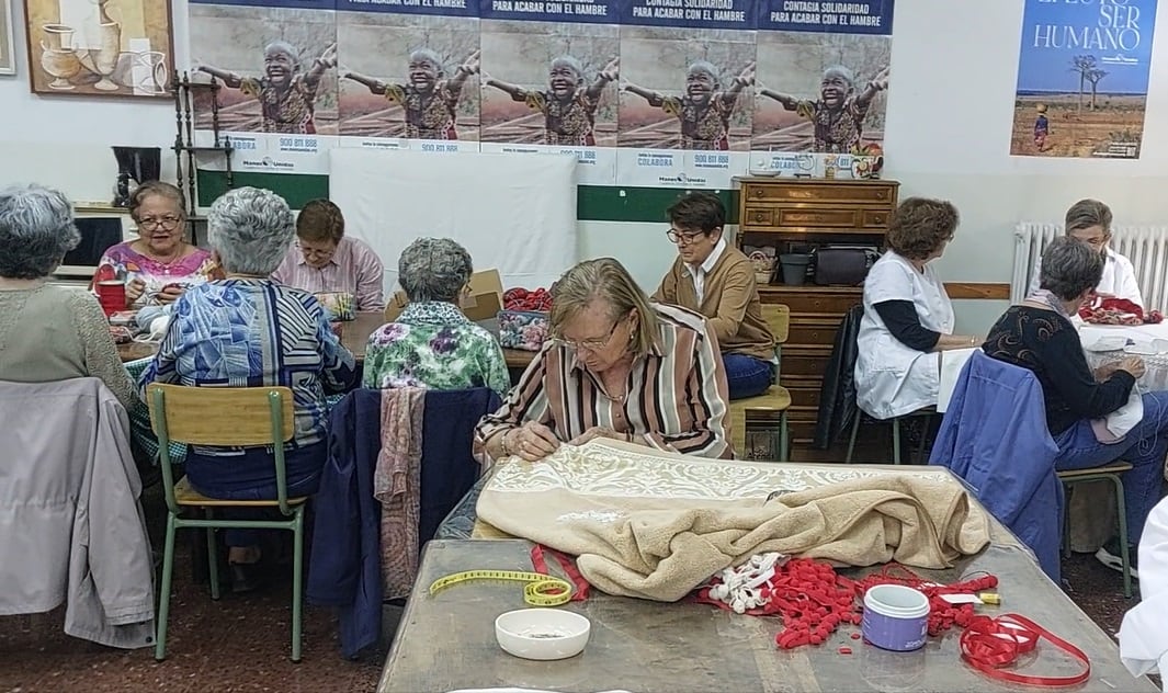 Voluntarias de Manos Unidas llevando a cabo sus manualidades