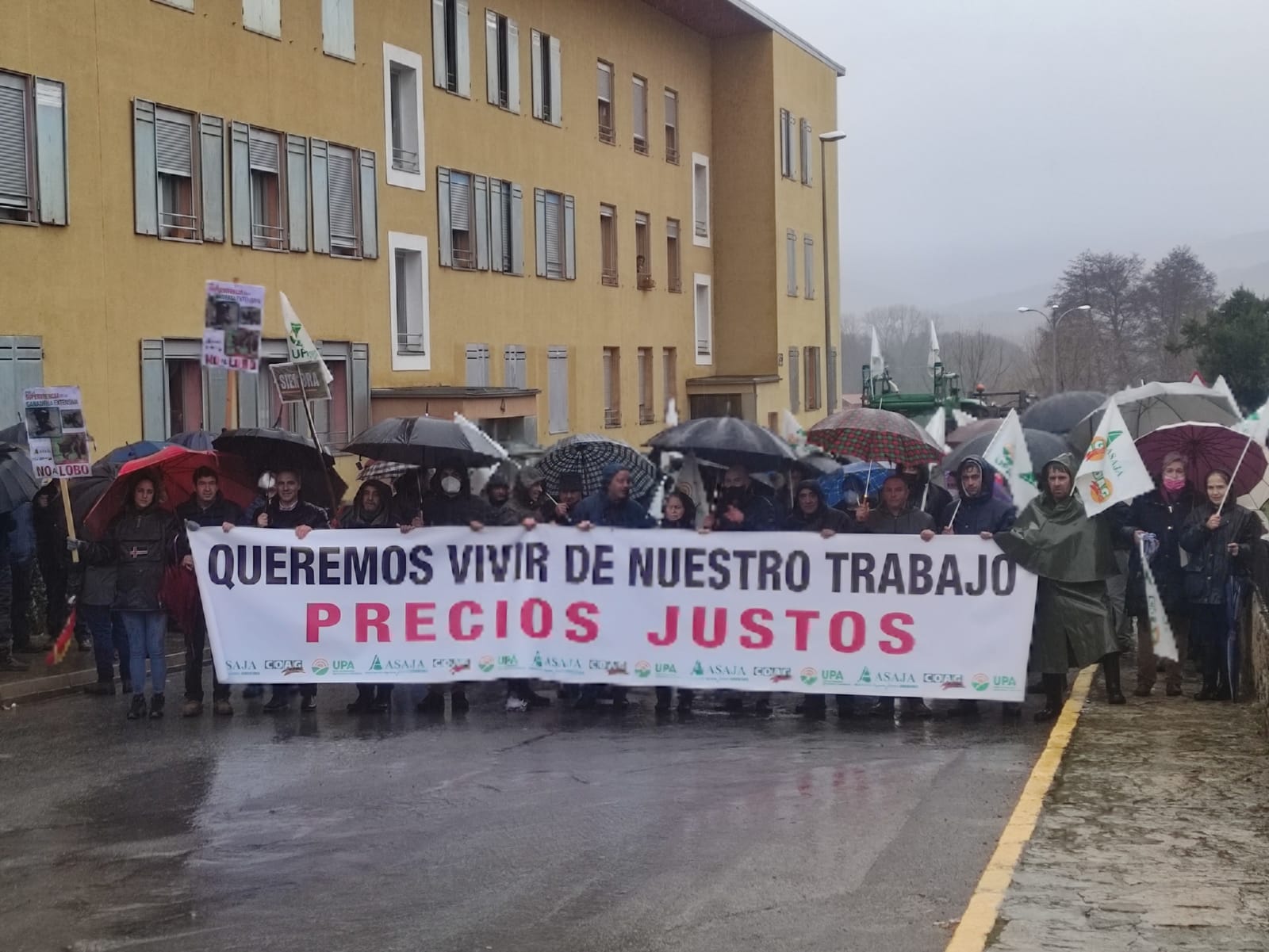 Unas 200 personas han participado en la manifestación convocada por Asaja, Upa y Coag