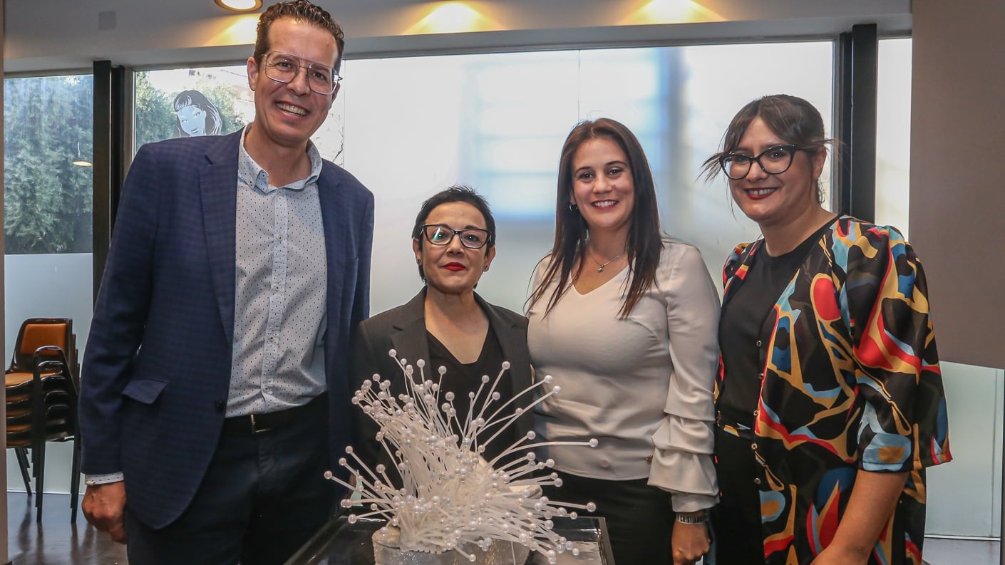 El alcalde de Elda, Rubén Alfaro; junto a Teresa López Arnedo, ganadora en Maqueta y Zapato Acabado; acompañados por Lorena Pedrero, concejala de Industria y Andrea Paños, directora del Museo del Calzado de ELda