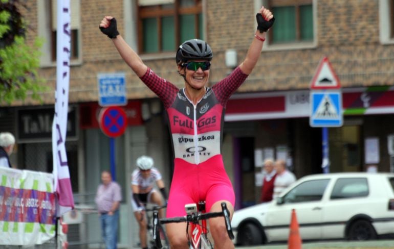 Leire Olaberria celebra uno de sus triunfos recientes en Sopela (Bizkaia)