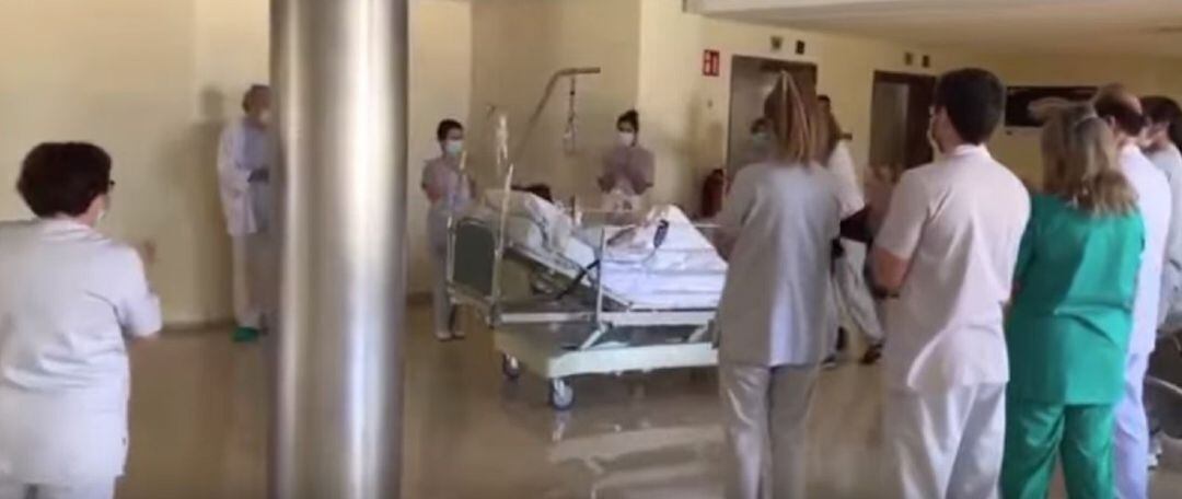 Sanitarios aplauden a Loli Rupérez a su salida de la UCI de Txagorritxu