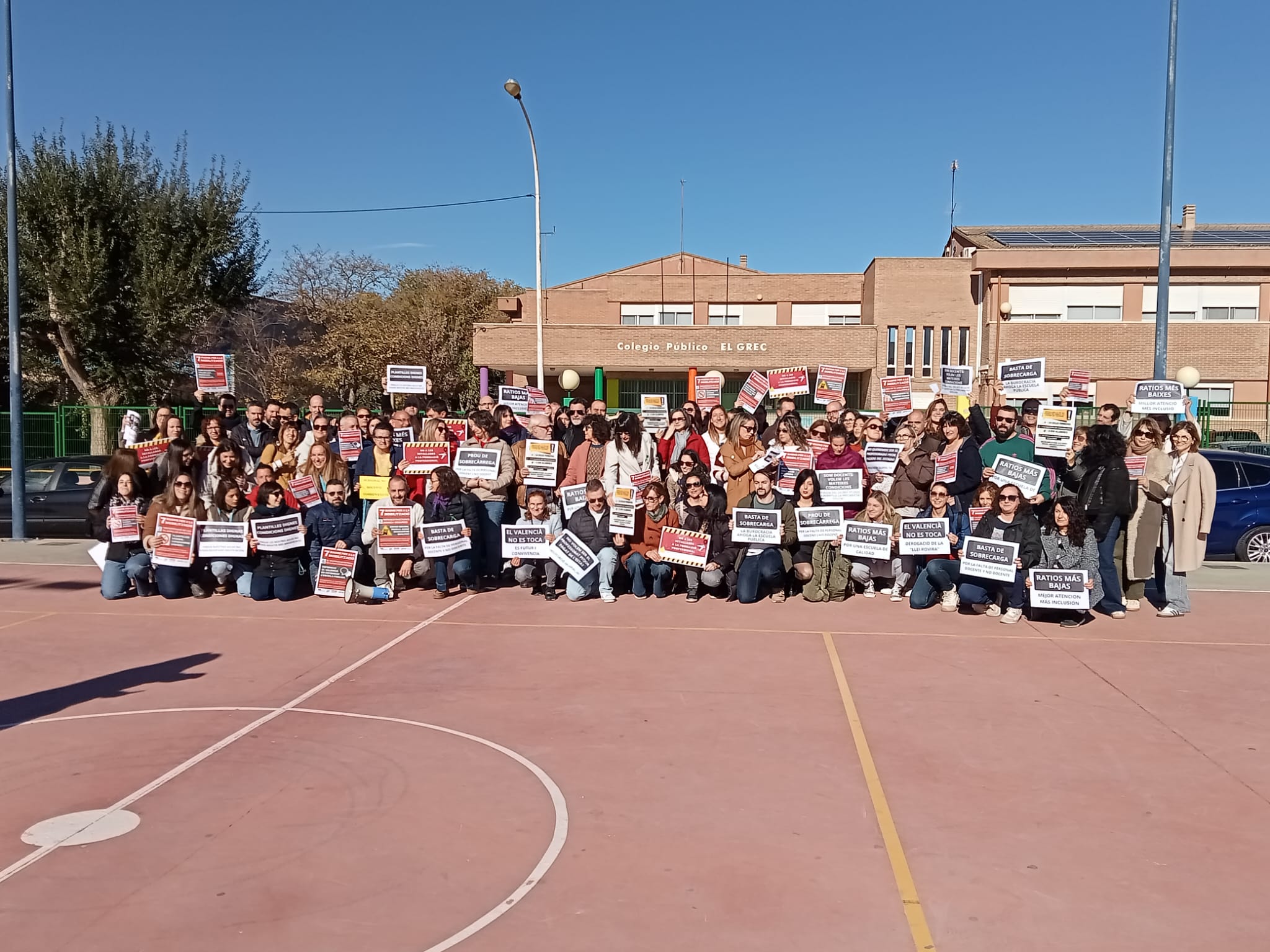 Concentración junto a los Institutos Hnos Amorós y el Grec