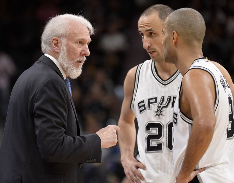 Gregg Popovich habla con los jugadores Manu Ginobili y Tony Parker