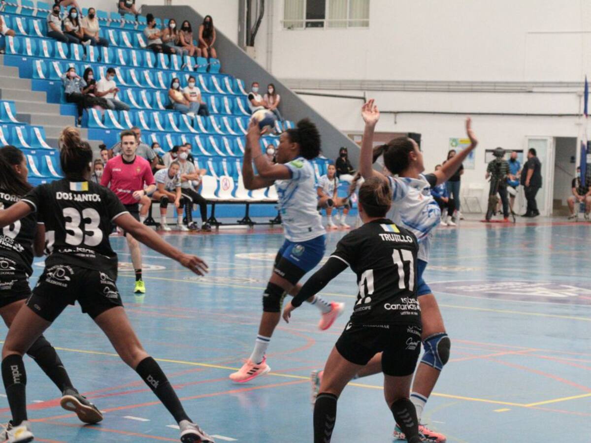 Victoria en el derbi y liderato del Balonmano Salud (18-24)