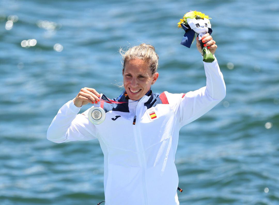 Teresa Portela celebrando su plata