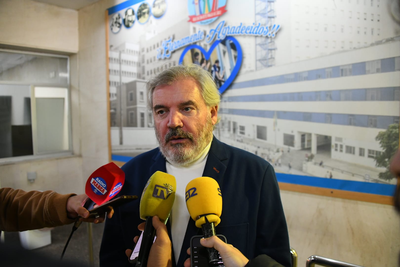 Manuel Vizcaíno atendiendo a los medios antes de la visita navideña habitual en el Hospital Puerta del Mar. Foto: Cádiz CF