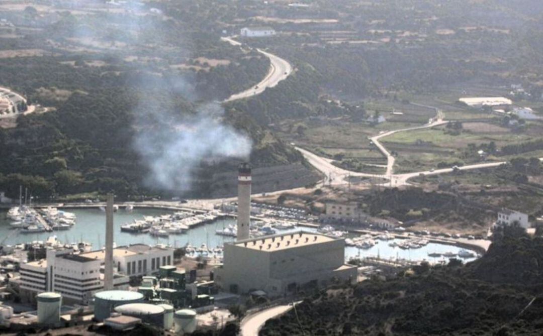 Els fums contaminants són arrossegats a la ciutat de Maó quan bufa el vent del nord.