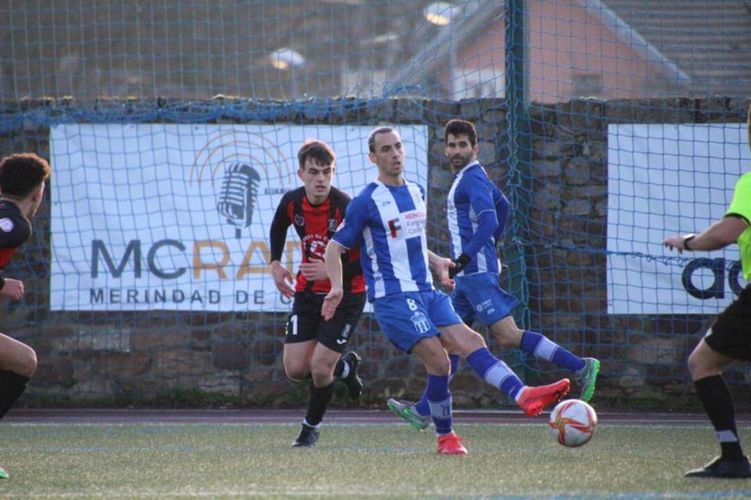 Garrido (Naval) efectúa un pase ante la presión de Izam (Escobedo)