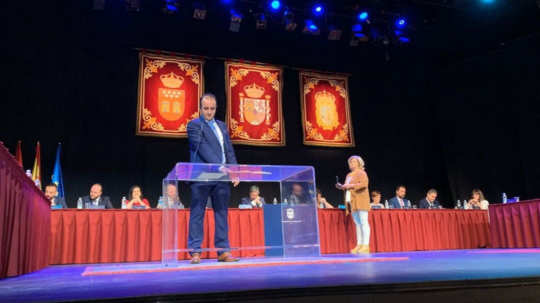 Angel Díaz durante su toma de posesión como concejal de Valdemoro.