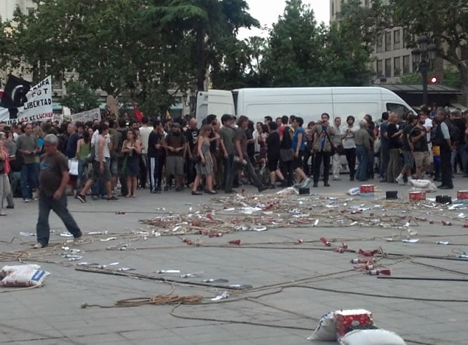 Varios manifestantes se han colado en la plaza del Ayuntamiento de Valencia