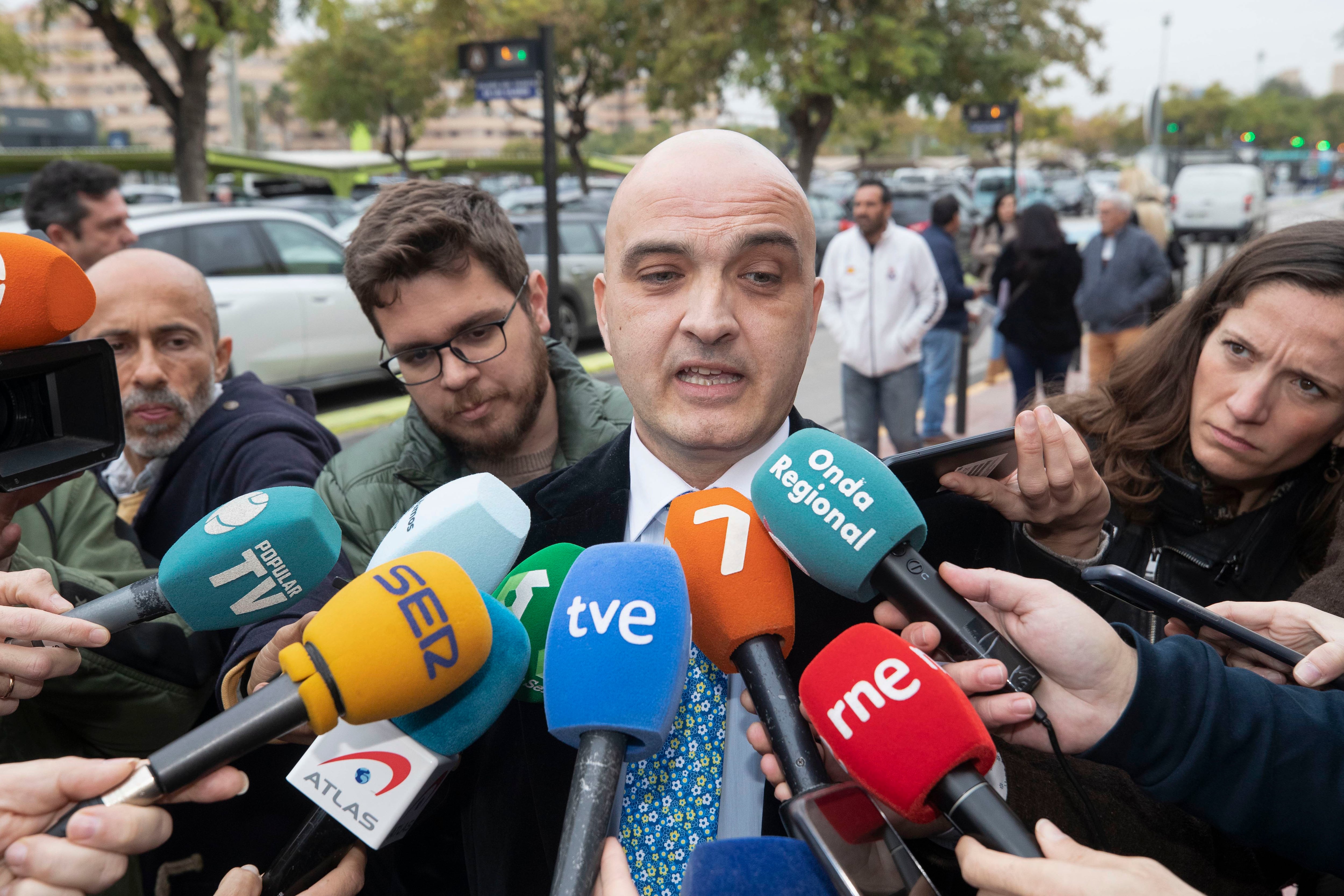 MURCIA, 30/01/2024.- El abogado del propietario de la discoteca Fonda Milagros, Francisco Javier Verdú, atiende a la prensa en la Ciudad de la Justicia donde este martes siguen las declaraciones de los investigados por el incendio de las discotecas de Murcia que causó 13 muertos. EFE/Marcial Guillén
