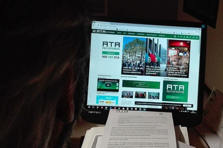 Un usuario consulta la web de la Asociación de Trabajadores Autónomos (ATA) 