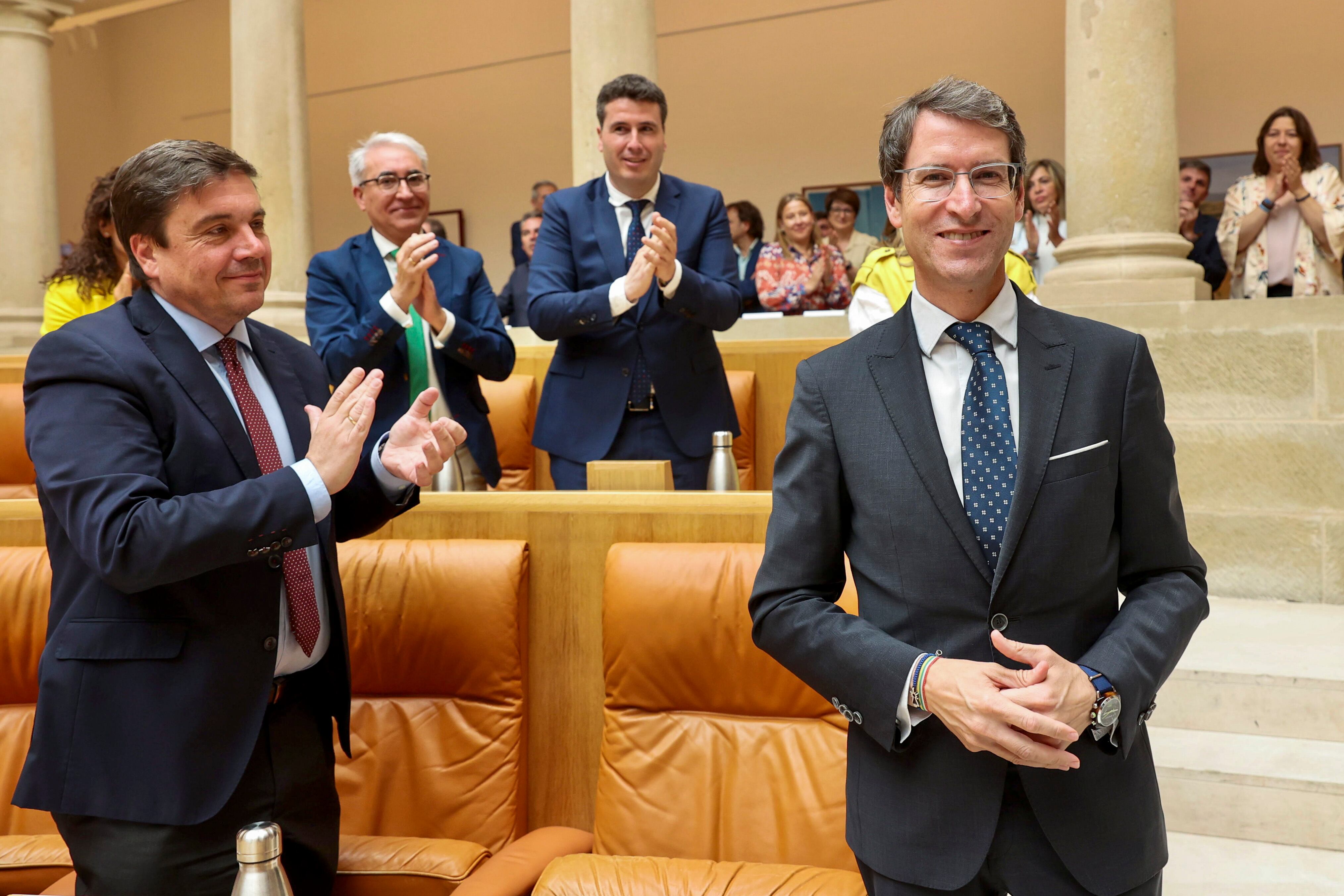 LOGROÑO, 28/06/2023.- El popular Gonzalo Capellán (d) es aplaudido tras ser elegido presidente del Gobierno de La Rioja gracias a la mayoría absoluta del PP en el Parlamento regional, con 17 diputados, este miércoles en Logroño. EFE/Raquel Manzanares
