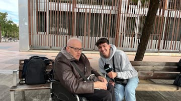 L'emoció del Juan Canela, soci número 6 del Barça, després de fer el servei d'honor al Camp Nou