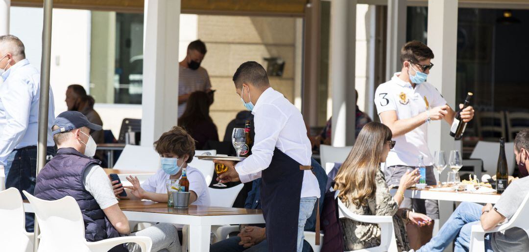 Archivo - Varias personas en una terraza.