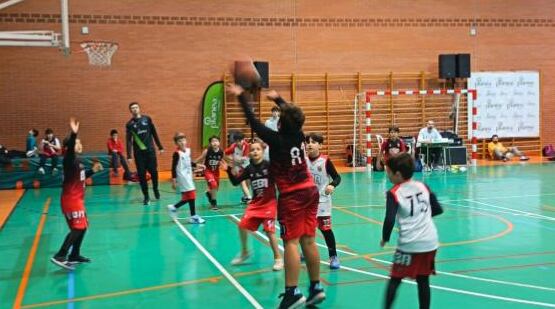 Planea Energía convierte el baloncesto benjamín de los Juegos Deportivos Municipales en una experiencia familiar con el “Reto Planea: Canastas con Energía”.