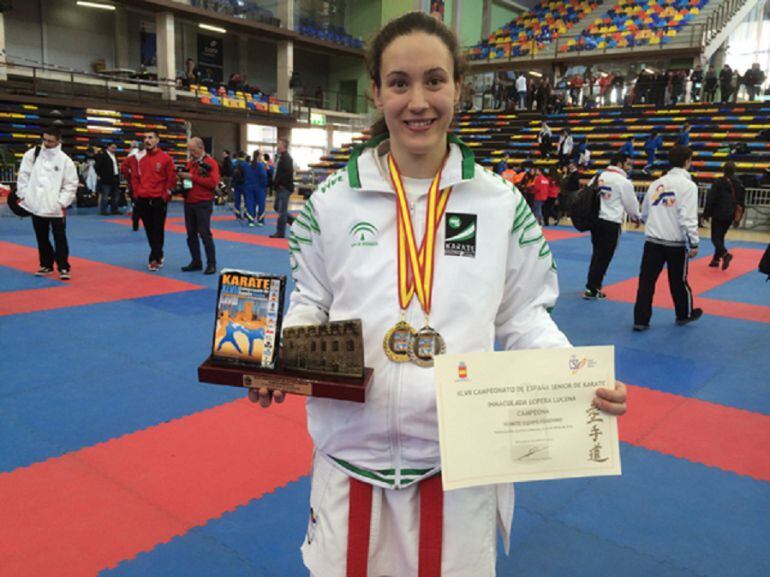 Inmaculada Lopera mostrando sus trofeos