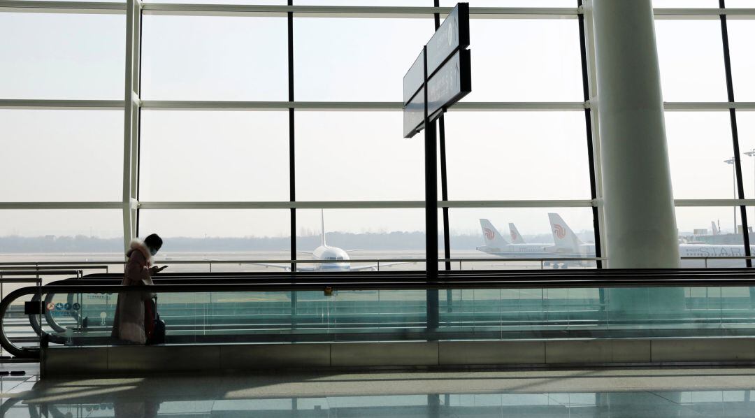 Un viajero en el aeropuerto internacional de Wuhan-Tianhe, en la ciudad china epicentro del coronavirus