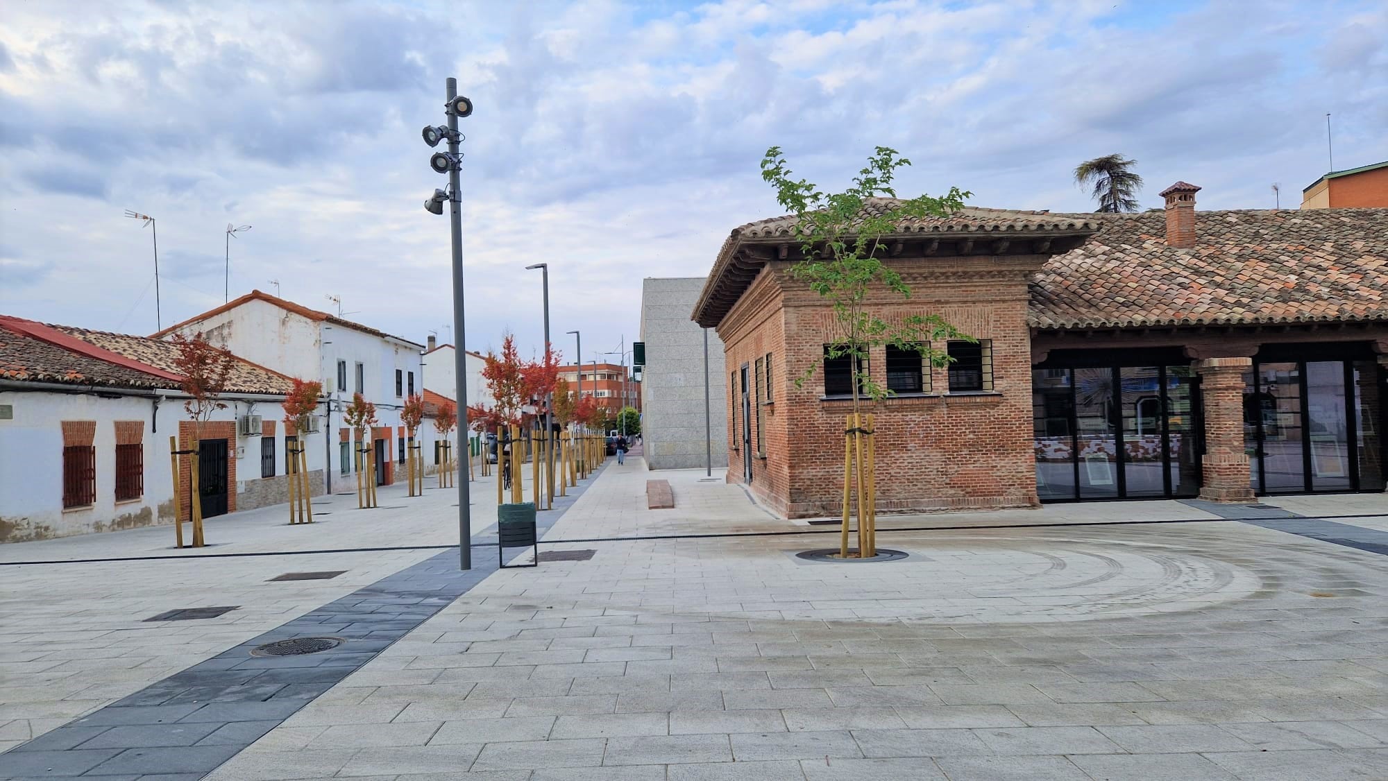 Parte de la plaza de la Guardia Civil de Parla remodelada.