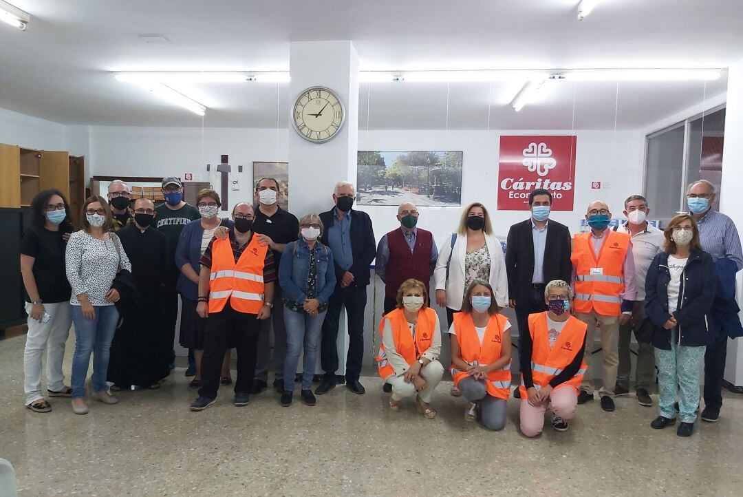 Los asistentes al acto de inauguración de la nueva ubicación del Economato