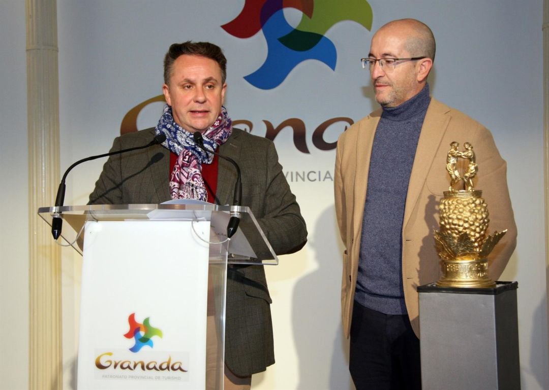 El alcalde de Torvizcón (d), José David Moreno, junto al diputado de Turismo, Enrique Medina